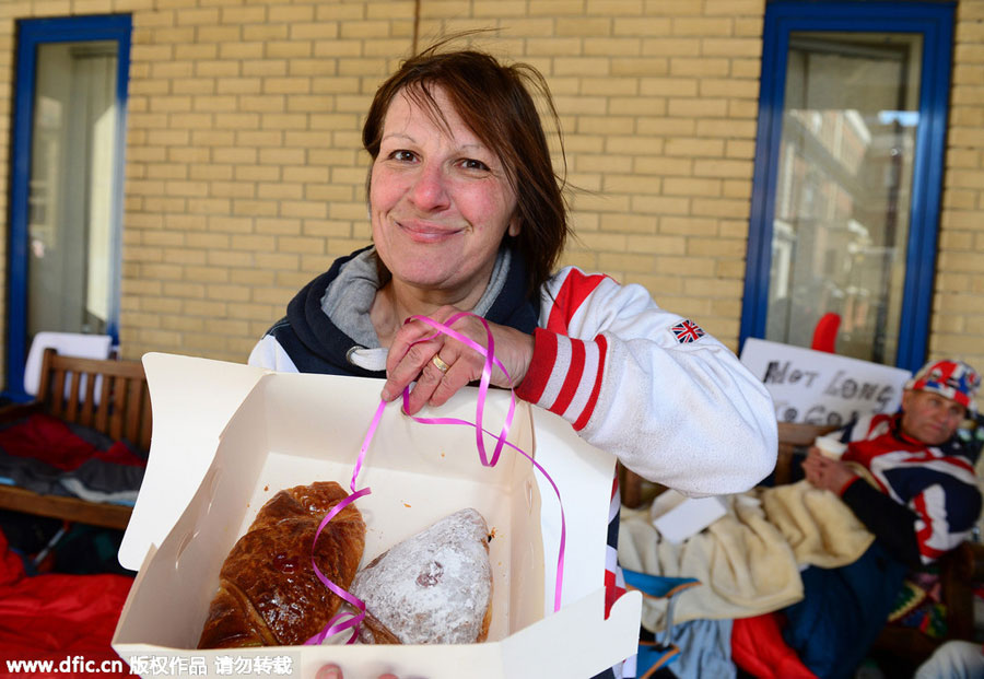 Royal couple sends refreshments to fans during long wait