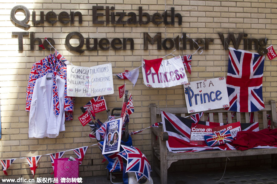 Royal couple sends refreshments to fans during long wait