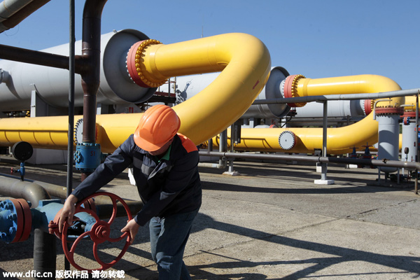 Putin ratifies east-route gas pipeline agreement with China