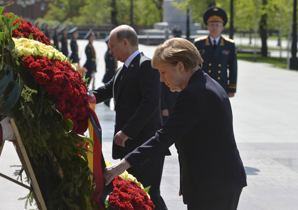 Putin, Merkel call for political dialogue in Ukraine
