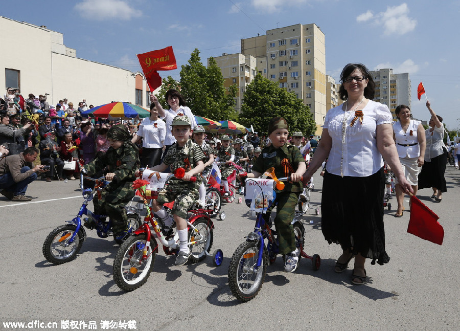 Kid parade honors WWII veterans