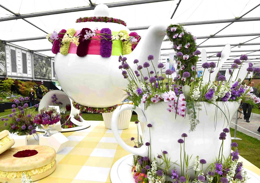 Royal family adds color to Chelsea Flower Show