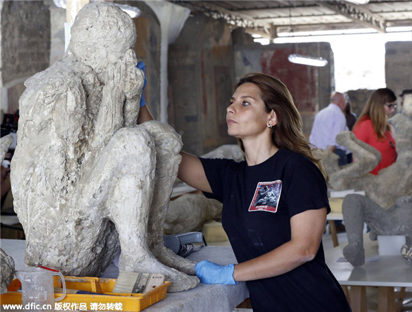 Restorers give shape to Pompeii victims