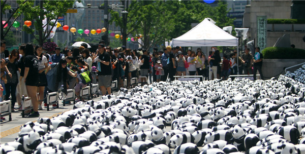 1,600 paper-made panda sculptures displayed in Seoul