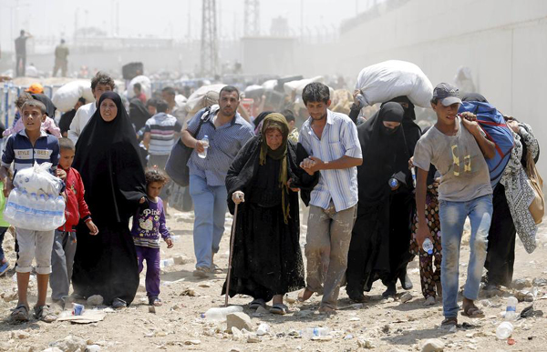 Thousands of Syrian refugees rush into Turkey