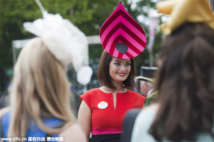 Race-goers get ahead with hats