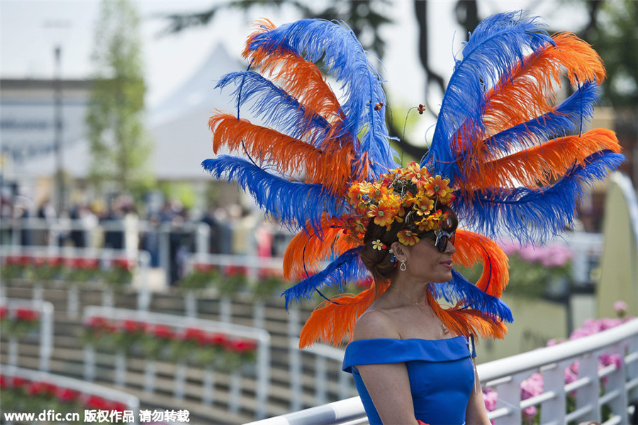 Race-goers get ahead with hats