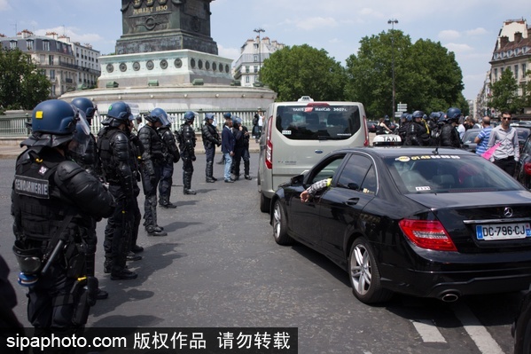 Taxi-Uber drivers clash in Paris