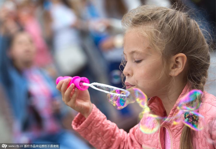 Have fun in bubble parade in Kazan, Russia[2]-