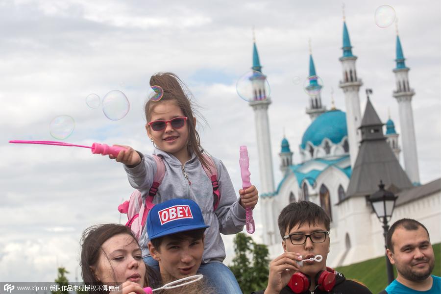 Have fun in bubble parade in Kazan, Russia[5]-