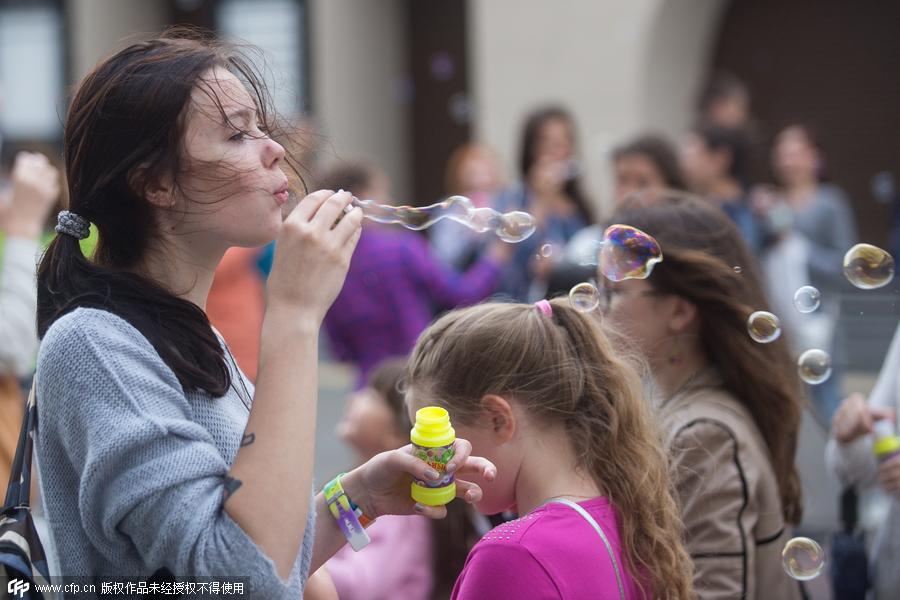 Have fun in bubble parade in Kazan, Russia[8]-