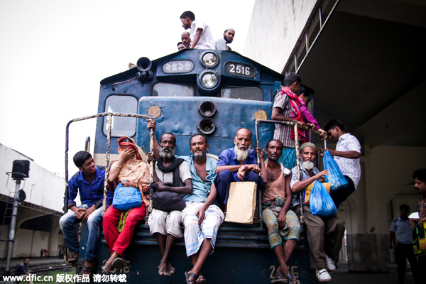 People in Bangladesh return home to celebrate Eid al-Fitr