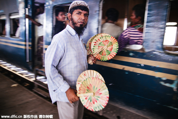 People in Bangladesh return home to celebrate Eid al-Fitr