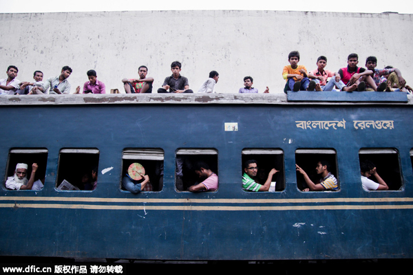 People in Bangladesh return home to celebrate Eid al-Fitr