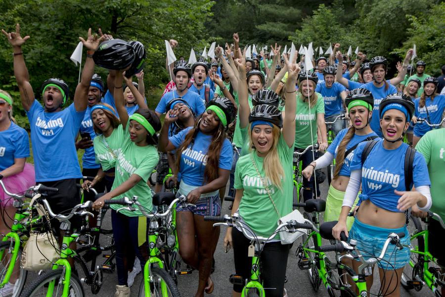 Twins on tandem bikes try to set Guinness World Record