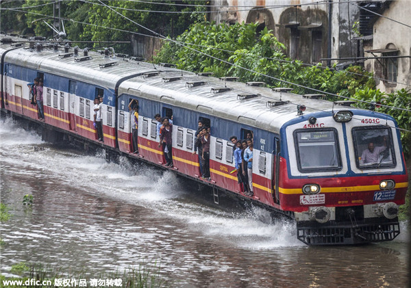 Heavy rains disrupt life in India