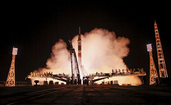 Russian Soyuz lifts new crew to space station