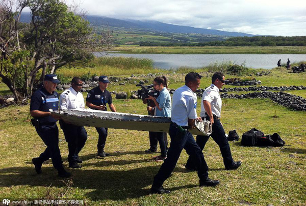 Picking up the aircraft pieces found on Réunion Island