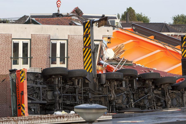 Dutch crane collapse demolishes houses, injuring at least 20