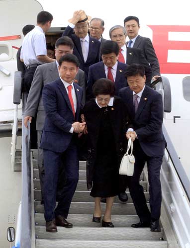 ROK's ex-first lady begins DPRK visit