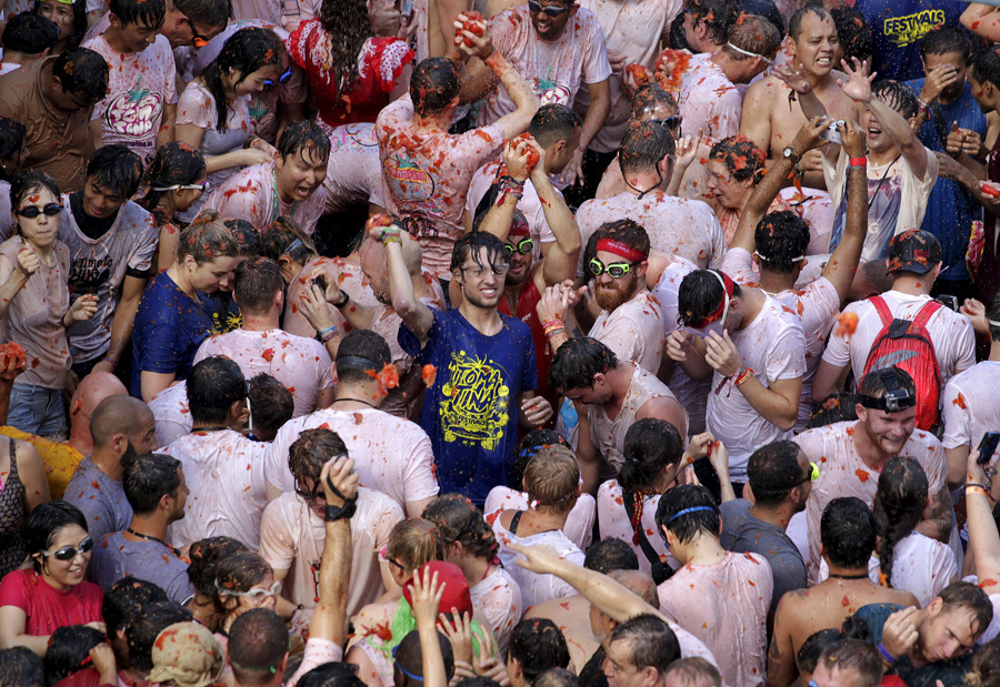Party-goers hurl tonnes of tomatoes in Spanish festival