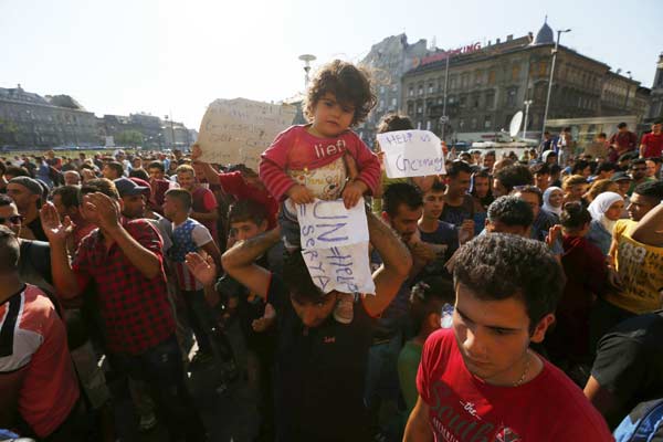 Migrant chaos at Budapest train station