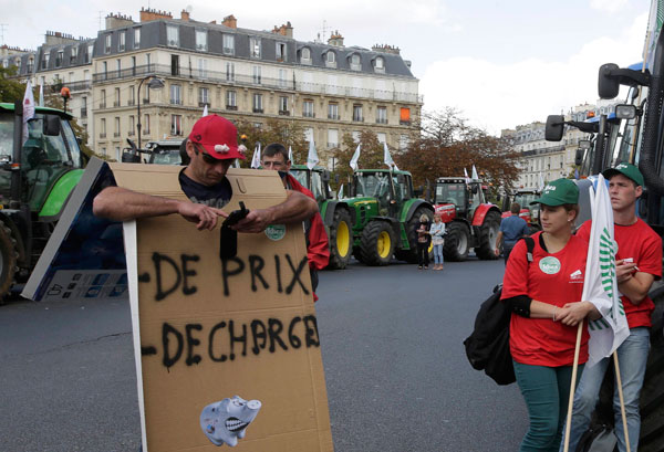 Protesting farmers in more than 1,500 tractors flood Paris streets