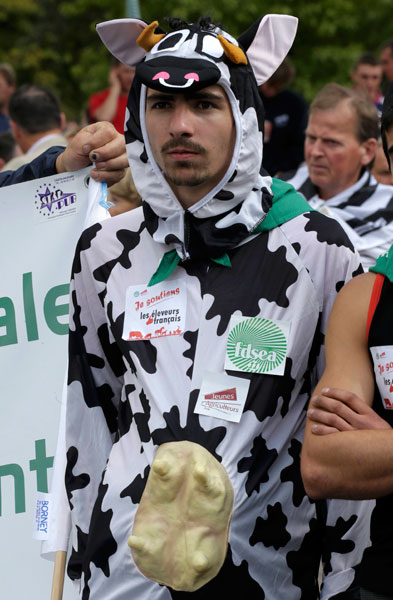 Protesting farmers in more than 1,500 tractors flood Paris streets