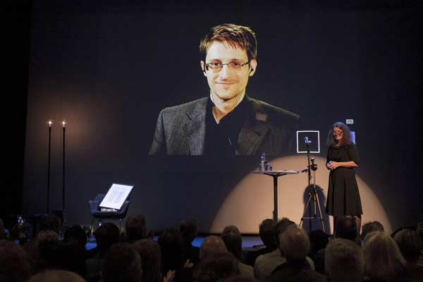 Snowden accepts Norwegian prize via video lin