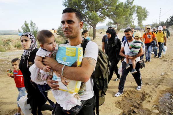 Juncker says EU to aid refugees, tighten border controls