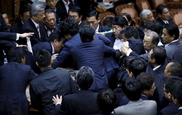 Japan's opposition lawmakers seek to delay war bill vote