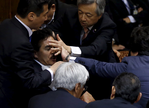 Japan's opposition lawmakers seek to delay war bill vote