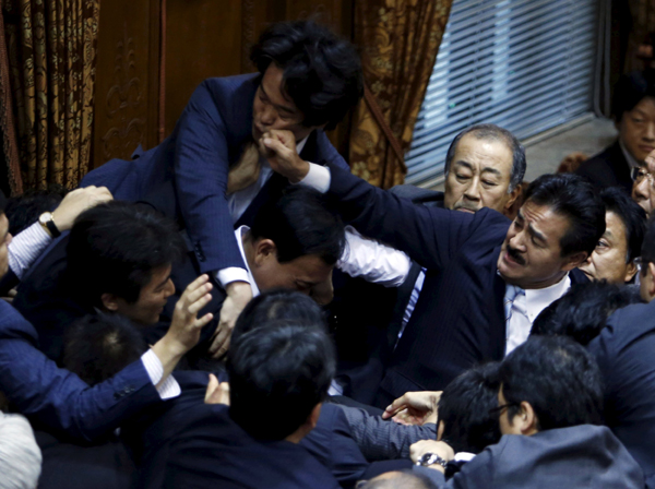 Japan's opposition parties making last-ditch efforts against war bills