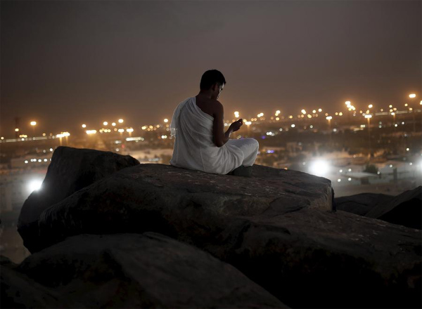 Flags, phones and human chains: Islam's pilgrims seek the way on hajj
