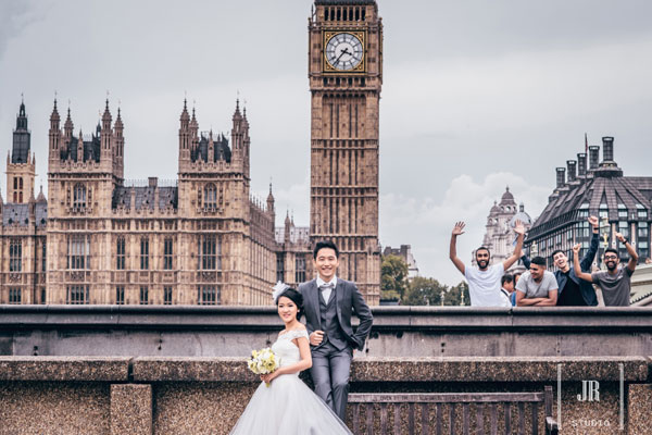 'Stand out of the crowd': Taking pre-wedding photography in London