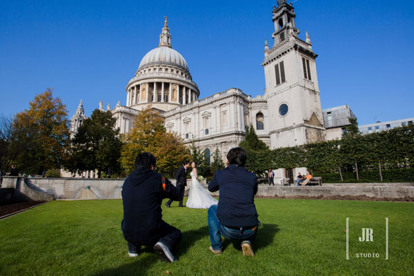 'Stand out of the crowd': Taking pre-wedding photography in London
