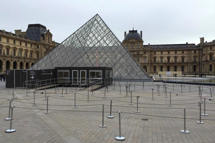 Paris attacks: Prayers, tears and candles