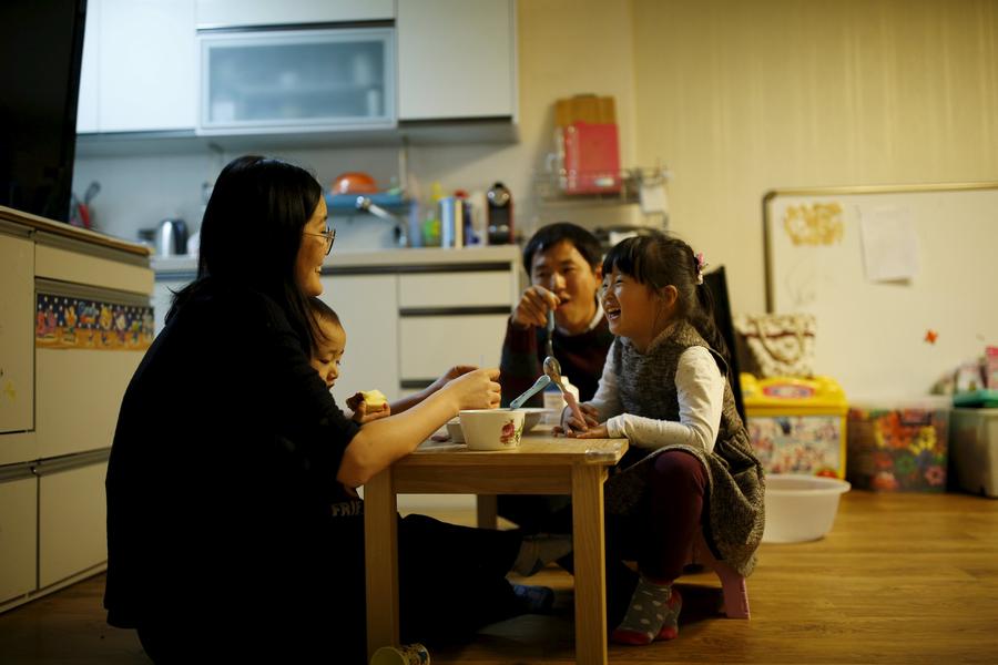 South Korean 'superdads' on paternity leave break with tradition