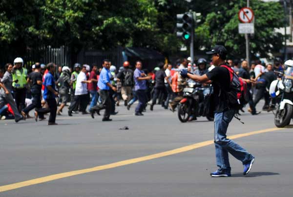 IS-linked attackers hit Jakarta; 7 dead