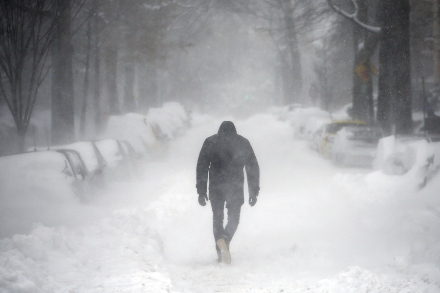 Storm grips New York after dumping 2 feet of snow on Washington