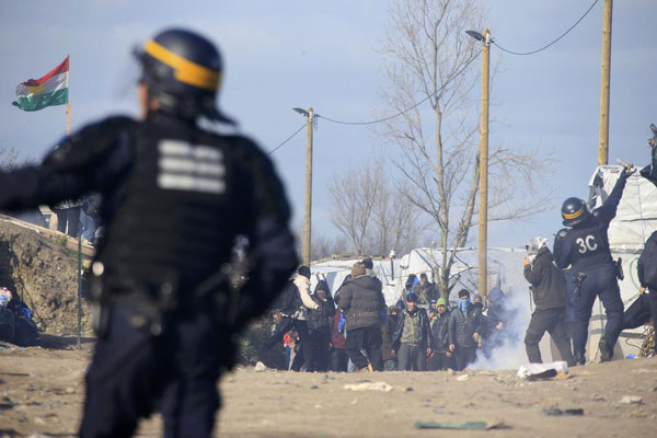 Clashes break out as France begins clearing C