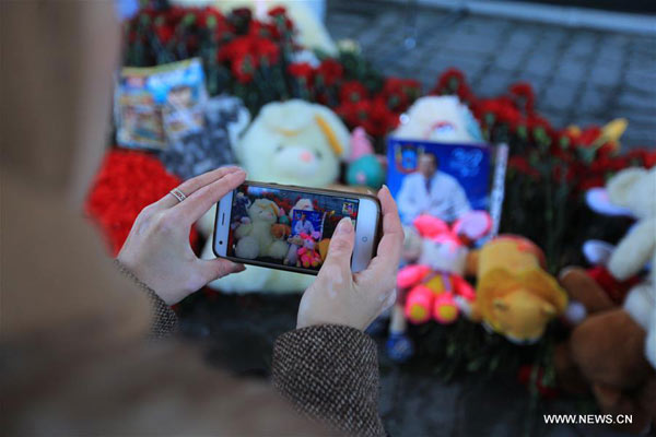 People pay condolence to victims of Russian plane crash