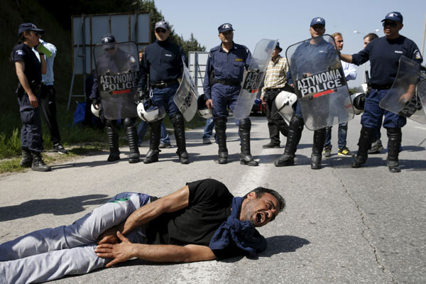 Greece begins returning migrants, refugees to Turkey