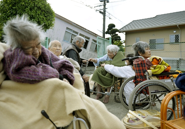Damaged infrastructure hinders search, aid for Japan quake survivors