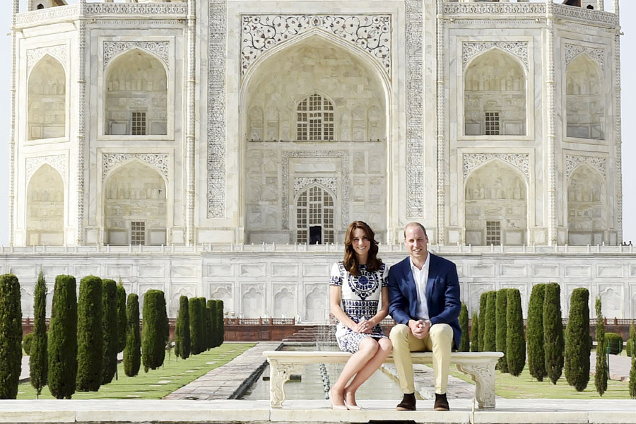 Royal couple visits the Taj Mahal