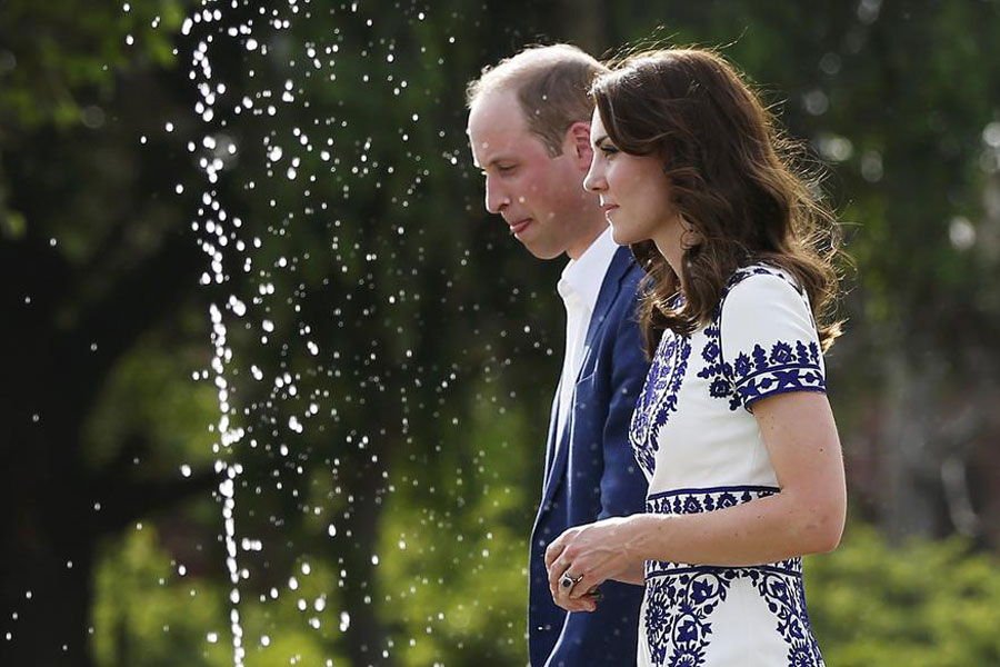 Royal couple visits the Taj Mahal