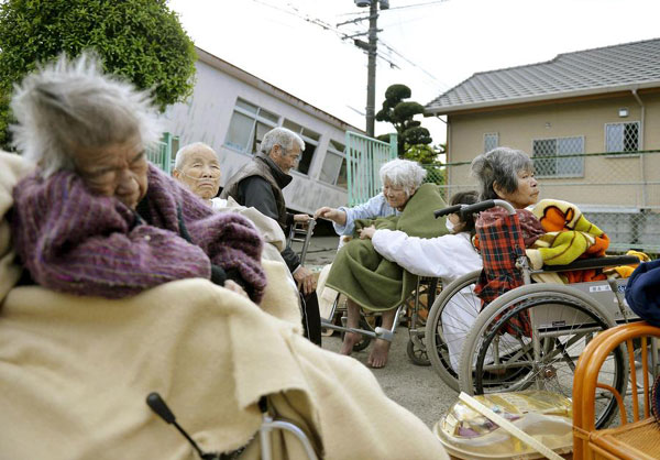 Japan quake survivors struggle with shortages, search for missing goes on