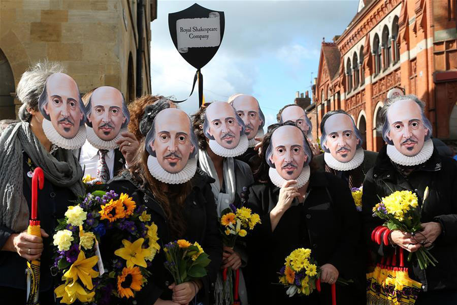 Thousands honor Shakespeare on 400th anniversary of his death