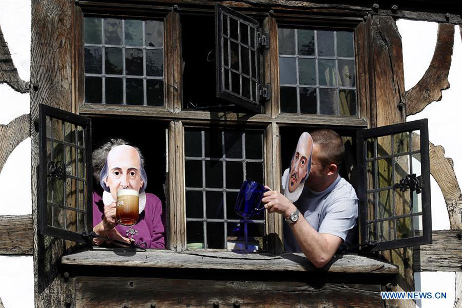 Thousands honor Shakespeare on 400th anniversary of his death