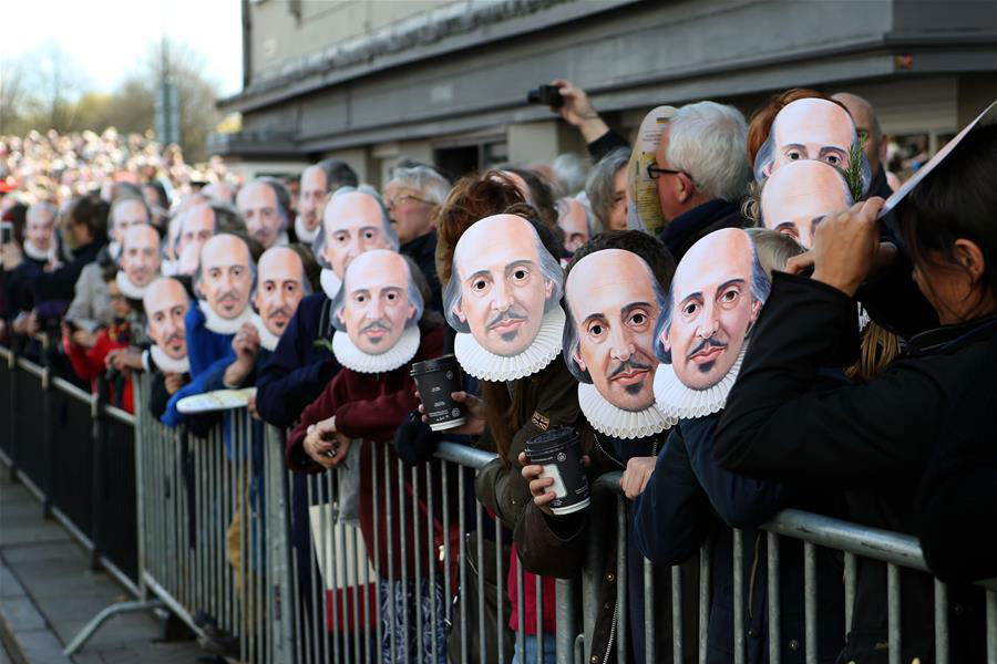 Thousands honor Shakespeare on 400th anniversary of his death